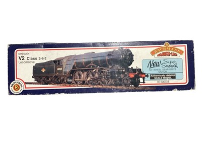 Lot 1777 - Bachmann OO Gauge 2-6-2 LNER lined Darlington green Gresley V2 Class tender locomotive 4801, boxed 31-555, 2-6-2 BR green V2 Class Green Arrow tender locomotive 60800, boxed 31-550, 2-8-0 LNER...