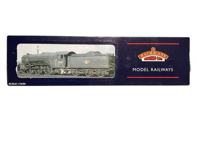 Lot 1777 - Bachmann OO Gauge 2-6-2 LNER lined Darlington green Gresley V2 Class tender locomotive 4801, boxed 31-555, 2-6-2 BR green V2 Class Green Arrow tender locomotive 60800, boxed 31-550, 2-8-0 LNER...