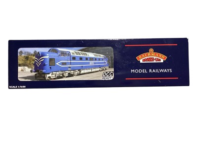Lot 1777 - Bachmann OO Gauge 2-6-2 LNER lined Darlington green Gresley V2 Class tender locomotive 4801, boxed 31-555, 2-6-2 BR green V2 Class Green Arrow tender locomotive 60800, boxed 31-550, 2-8-0 LNER...