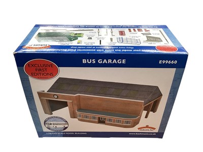 Lot 2010 - Bachmann OO Gauge EFE Bus Garage, boxed E99660 (1)