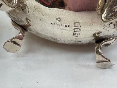 Lot 143 - Late Victorian silver sugar bowl and matching cream jug, (London 1900), all at approximately 10.5ozs (2).