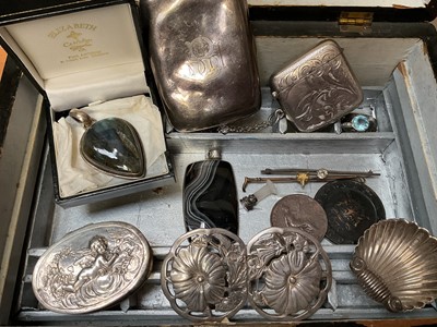 Lot 149 - Wooden jewellery box containing silver and other items