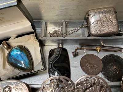 Lot 149 - Wooden jewellery box containing silver and other items