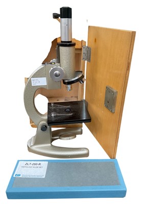 Lot 2517 - Vintage cased ‘Prior’ microscope with a box of 50 educational histology slides