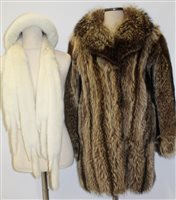 Lot 3097 - Ladies' vintage fox fur coat with white fur...