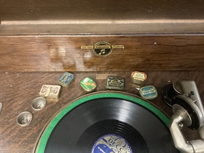 Lot 2322 - 1920's / 30's Columbia No. 155A Gramophone record player in free standing oak case, 84cm in length x 58cm deep x 93cm in height.
