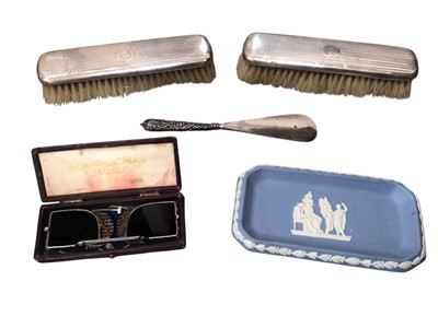 Lot 2500 - Two silver brushes and a silver handled shoe horn, collection of compact mirrors and other sundry items (3 boxes)