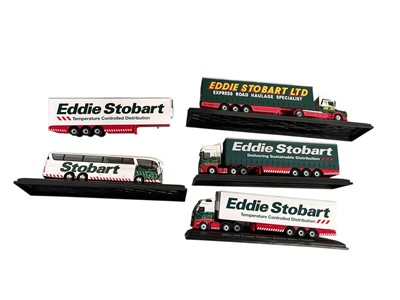 Lot 1694 - Atlas Editions Eddie Stobbart lorries, boxed and on plinths (1 box)
