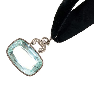 Lot 631 - Fine Edwardian aquamarine and diamond pendant