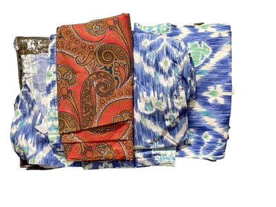 Lot 377 - Box of white and coloured table clothes and napkins.