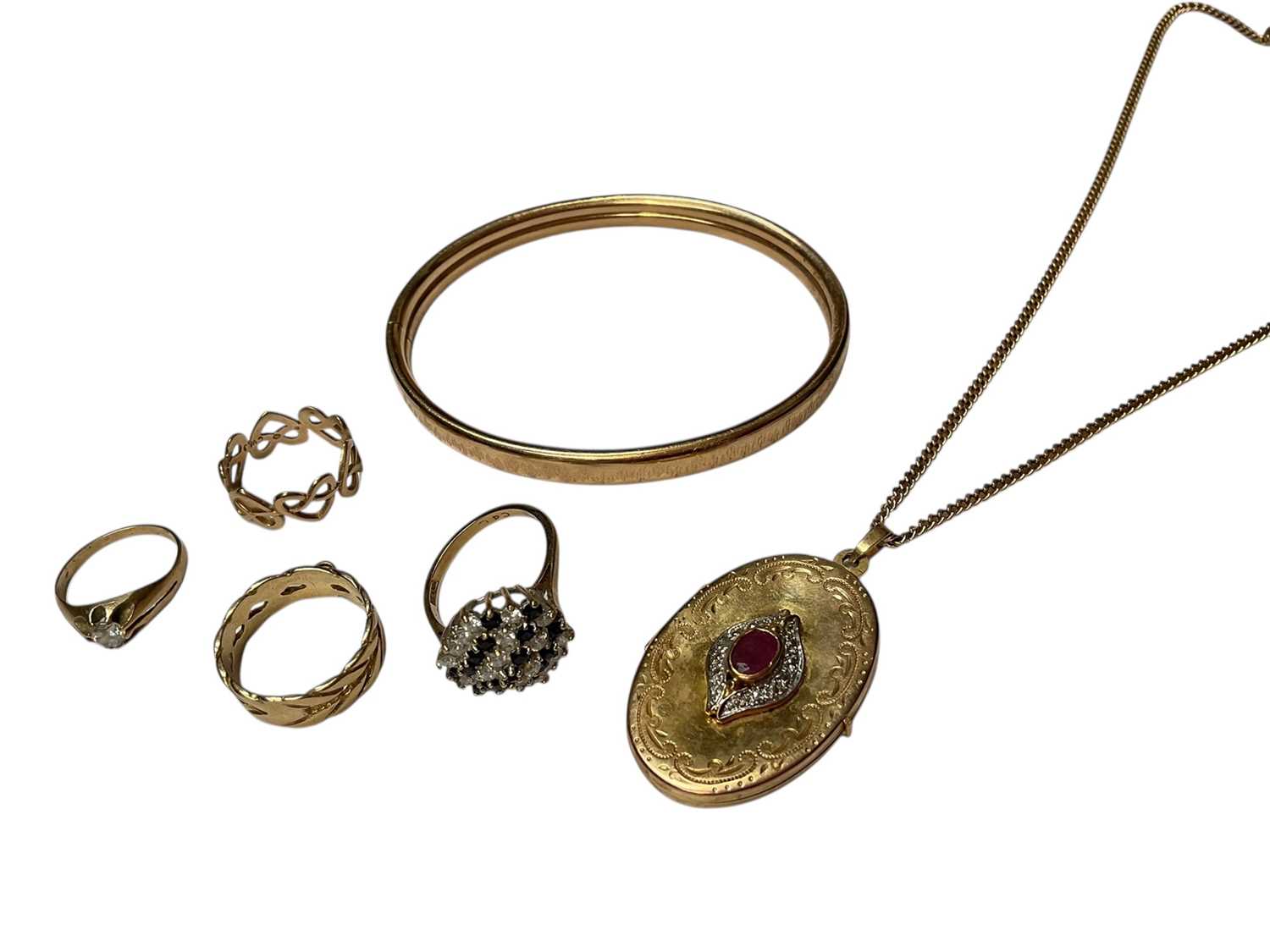 Lot 245 - Group 9ct gold jewellery to include gem set oval locket on chain, bangle, two gem set rings and two pierced band rings
