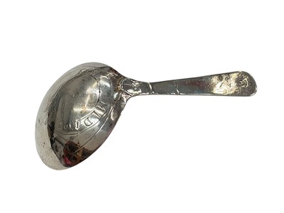 Lot 271 - Early 18th century continental silver caddy spoon, possibly Dutch, with engraved floral decoration, engraved to reverse of bowl 'Ecs Mld 1707', 11.7cm in length.