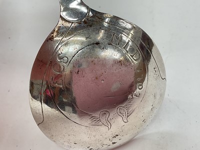 Lot 271 - Early 18th century continental silver caddy spoon, possibly Dutch, with engraved floral decoration, engraved to reverse of bowl 'Ecs Mld 1707', 11.7cm in length.