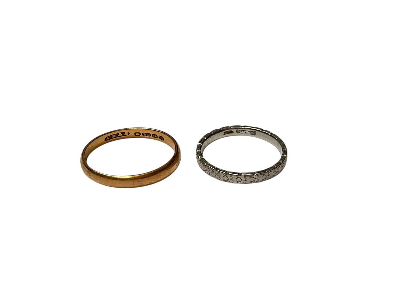 Lot 288 - 22ct gold wedding ring (Birmingham 1928) and a platinum wedding ring with engraved scroll decoration (2)