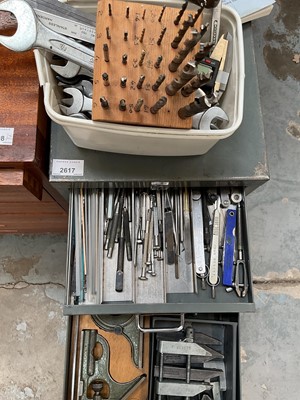 Lot 2617 - Group of assorted tools to include a Titan Masonry drill, drill bits and grey bank of drawers containing assorted hand tools.