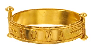 Lot 600 - 19th century Italian archaeological-revival gold hinged bangle with applied 'Roma' and gold filigree