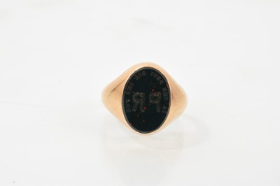 Lot 610 - Victorian gold and bloodstone signet ring, the oval intaglio bezel with initials and Latin motto, ring size I.