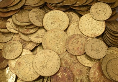 Lot 1040 - Large collection of faux George III spade guinea and half guinea gaming tokens, in excess of 200