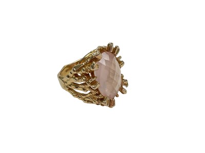 Lot 1023 - 1960s/1970s style silver gilt and rose quartz cocktail ring with an oval facet cut rose quartz in an abstract gold setting