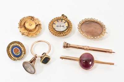 Lot 681 - Small group of jewellery to include two Georgian seals, Edwardian gold and seed pearl locket brooch, Victorian 15ct gold Etruscan revival target brooch, micromosaic brooch, garnet brooch, Edward...