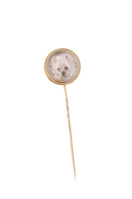 Lot 755 - A fine quality 19th century Essex Crystal stick pin depicting a dog, in a gold mount with rope twist border on gold pin, 20.5mm diameter.
