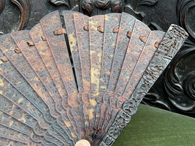 Lot 730 - Fine 19th century Chinese Canton tortoiseshell fan, with yellow metal clasp, possibly gold