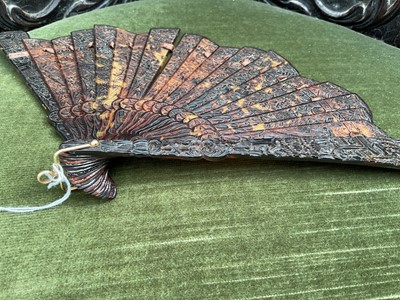 Lot 730 - Fine 19th century Chinese Canton tortoiseshell fan, with yellow metal clasp, possibly gold