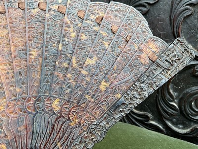Lot 730 - Fine 19th century Chinese Canton tortoiseshell fan, with yellow metal clasp, possibly gold