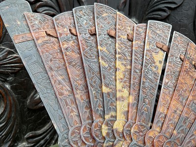Lot 730 - Fine 19th century Chinese Canton tortoiseshell fan, with yellow metal clasp, possibly gold