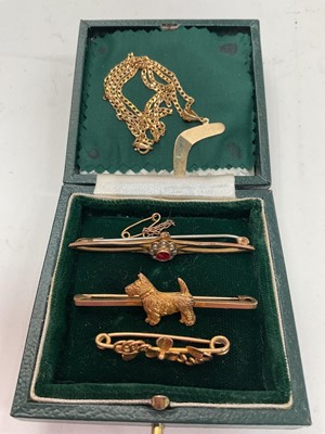 Lot 1062 - Two 9ct gold bar brooches and one other yellow metal, together with a 9ct gold boomerang pendant on 9ct gold chain