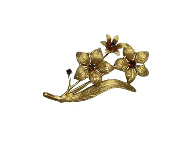 Lot 64 - 9ct gold and garent floral spray brooch, 55mm long