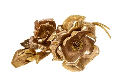 Lot 374 - 1960s 18ct gold flower brooch with naturalistic gold roses and textured gold leaves