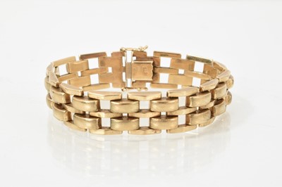Lot 377 - 9ct gold bracelet with articulated links
