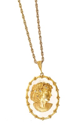 Lot 437 - Classical style gold cameo on chain