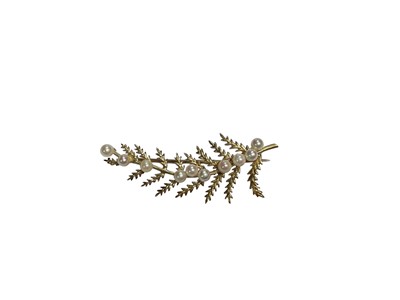 Lot 74 - 9ct gold fern leaf brooch set with ten cultured pearls, 48mm