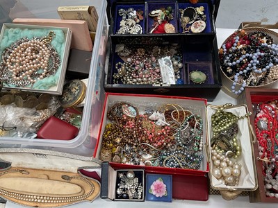 Lot 1116 - Quantity of vintage costume jewellery including various beads, simulated pearls, paste set brooches, wristwatches, travel clocks and other bijouterie
