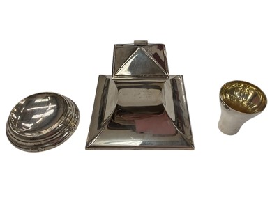 Lot 1030 - Contemporary Irish silver spirit measure with gilt interior (Dublin 1981), silver mounted ashtray and a silver plated desk inkwell (3)