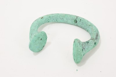 Lot Douro brass ’slave’ manilla token