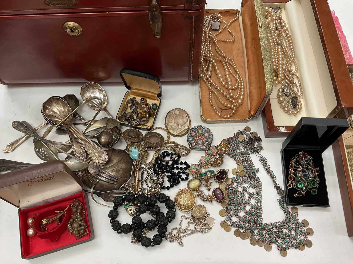 Lot 1078 - Collection of vintage costume jewellery to include an antique cameo brooch, micro mosaic clip etc