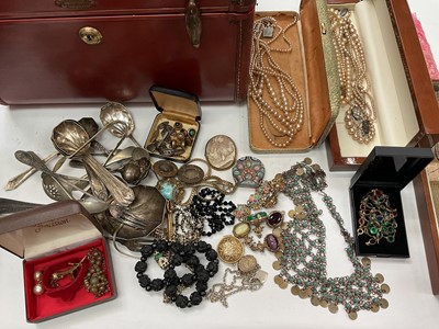 Lot 1078 - Collection of vintage costume jewellery to include an antique cameo brooch, micro mosaic clip etc