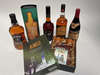 Lot 117 - Five bottles, Jura 14 year old American rye cask whisky, Jim Beam honey bourbon, Licor 45 Baristo, Chateauneuf du Pape 1976 and Hanju Korean liquor in presentation box