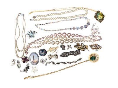 Lot 1140 - Group of vintage costume jewellery