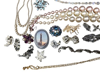 Lot 1140 - Group of vintage costume jewellery