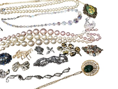 Lot 1140 - Group of vintage costume jewellery