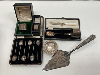 Lot 1049 - Set of six silver bean end coffee spoons in fitted case, three silver napkin rings, silver handled cake slice, other silver flatware and a white metal coin dish