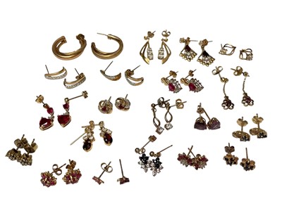 Lot 114 - Various 9ct gold and yellow metal gem set earrings