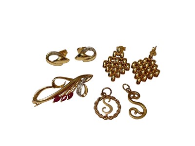 Lot 116 - 9ct gold gem set brooch, two 9ct gold 'S' initial pendants, pair of 9ct gold chain link drop earrings and pair of 18ct gold diamond set stud earrings