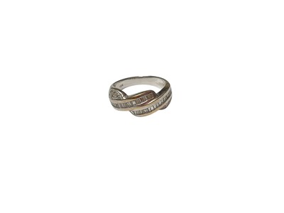 Lot 13 - Diamond cross over ring in white gold setting (stamped 18k)