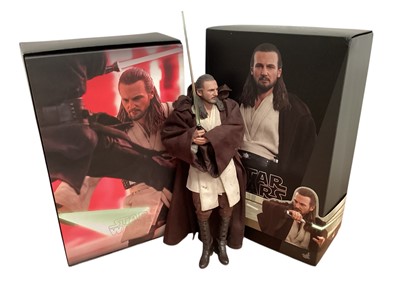 Lot 675 - Star Wars Hot Toys 1/6th scale Obi-Wan Kenobi MMS283, Kylo REN MMS560, Cobb Vanth TMS084, Rey & D-O MMS559, Qui-Gon Jinn MMS525 & Obi-Wan Kenobi deluxe version MMS478, with boxes (DISPLA...
