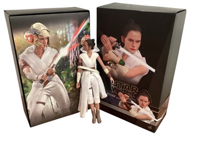 Lot 675 - Star Wars Hot Toys 1/6th scale Obi-Wan Kenobi MMS283, Kylo REN MMS560, Cobb Vanth TMS084, Rey & D-O MMS559, Qui-Gon Jinn MMS525 & Obi-Wan Kenobi deluxe version MMS478, with boxes (DISPLA...